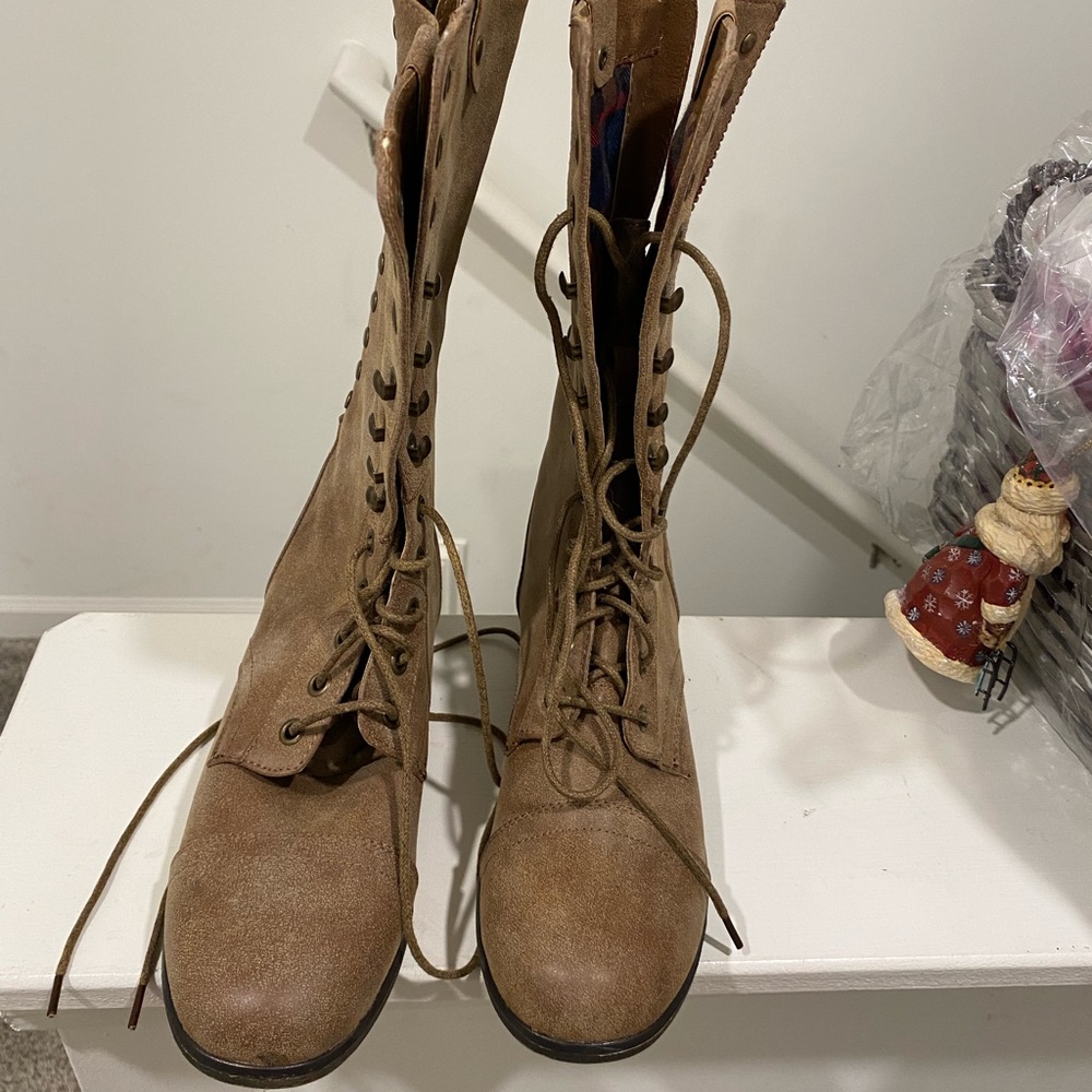 Never worn, Size 7 tan combat books.